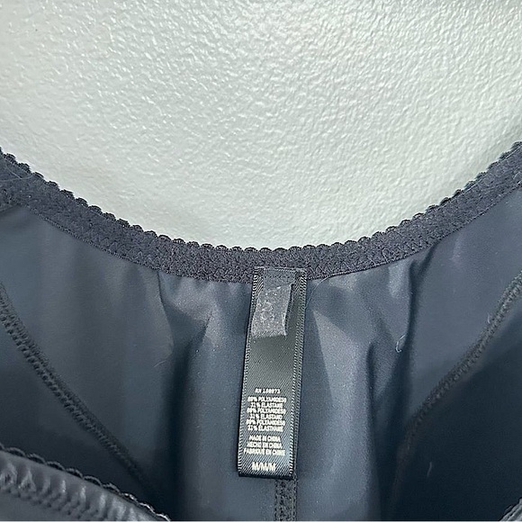 2 PEICE SET SKIMS
Glam Bustier Top and
Glam Pants
SIZE MEDIUM - Picture 6 of 8